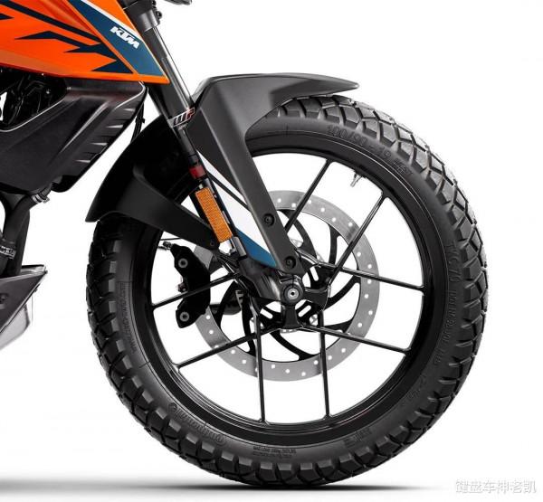 KTM 390 ADV迎來首次更新,升級電控、最佳化輪轂,還有賽道版花 KTM 390 ADV迎來首次更新,升級電控、最佳化輪轂,還有賽道版花