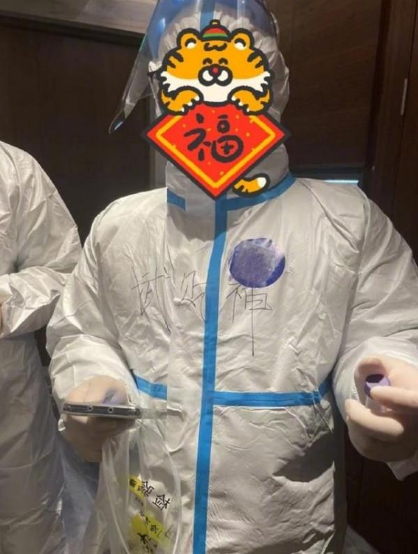 週一圍帶女助理罕現身，親自幫忙挑水果，朱丹解控後帶娃上英語課