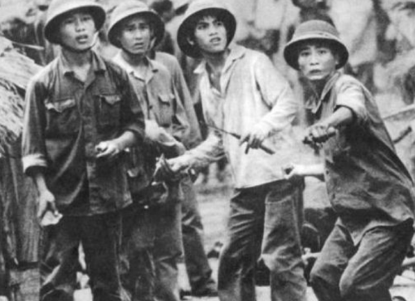 1984年副指導員被俘，遭越軍折磨6年不屈，回國時體重僅37公斤