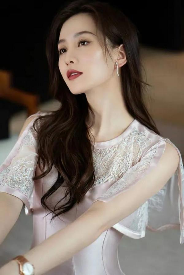 劉詩詩穿粉裙捲髮拍寫真明媚、甜美，淺笑嫣然優雅不失可愛