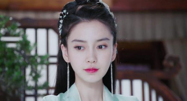 拿高片酬演戲，只會乾瞪眼的塑膠女演員，楊穎在榜上一點也不意外