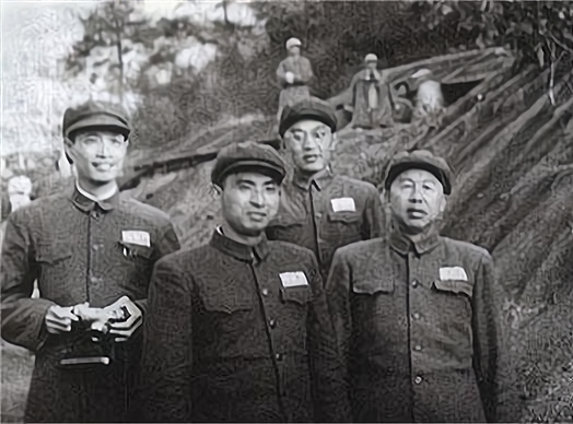 敵警察局長暗殺解放軍司令員，正要動手時，發現對方是自己的弟弟