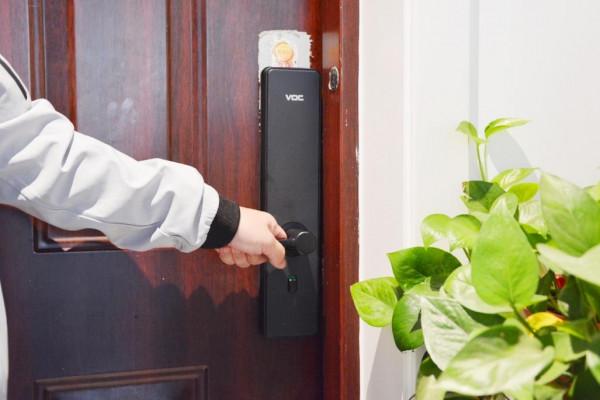 榮耀VOC智慧門鎖X6體驗，手機一碰即開，讓家更舒心