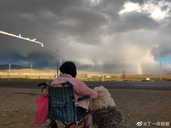 200塊，一條狗，他攜絕症女友環遊中國