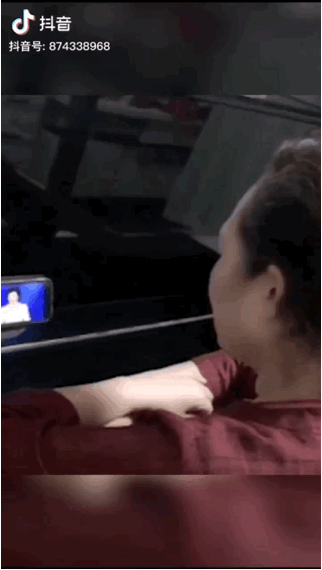 “奶奶,不想上學你就說,裝病騙人可不行啊” “奶奶,不想上學你就說,裝病騙人可不行啊”