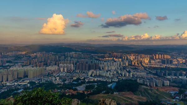 一次旅行結緣,退休後的她自駕游去再續前緣,卻深陷泥潭 一次旅行結緣,退休後的她自駕游去再續前緣,卻深陷泥潭