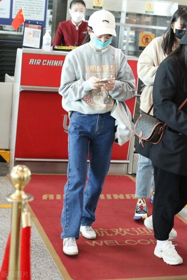 徐夢潔穿灰色卡通衛衣搭配牛仔褲,戴棒球帽舒適自在 徐夢潔穿灰色卡通衛衣搭配牛仔褲,戴棒球帽舒適自在