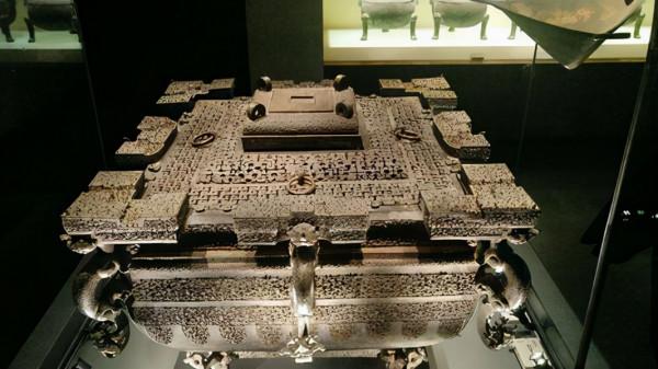 曾侯乙墓出土碗器,它是馬纛,駕車的四匹馬中只有一匹能受此殊榮 曾侯乙墓出土碗器,它是馬纛,駕車的四匹馬中只有一匹能受此殊榮