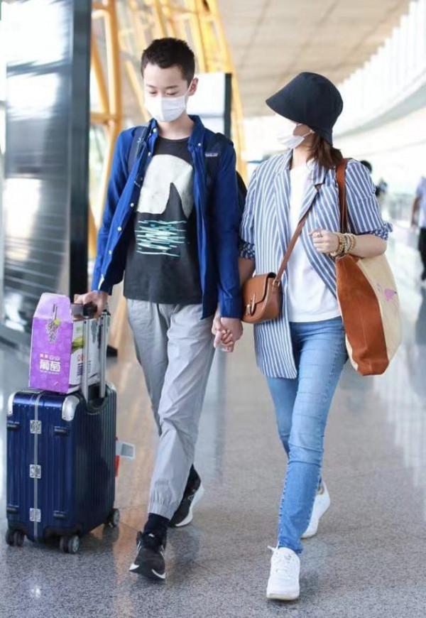 海清帶兒子“蛋妞”走機場，兒子身材高大氣質文藝，五官超像媽媽