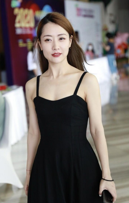 昆凌真自信，走紅毯沒選禮服，把長西裝當裙子穿，顯高又有辨識度