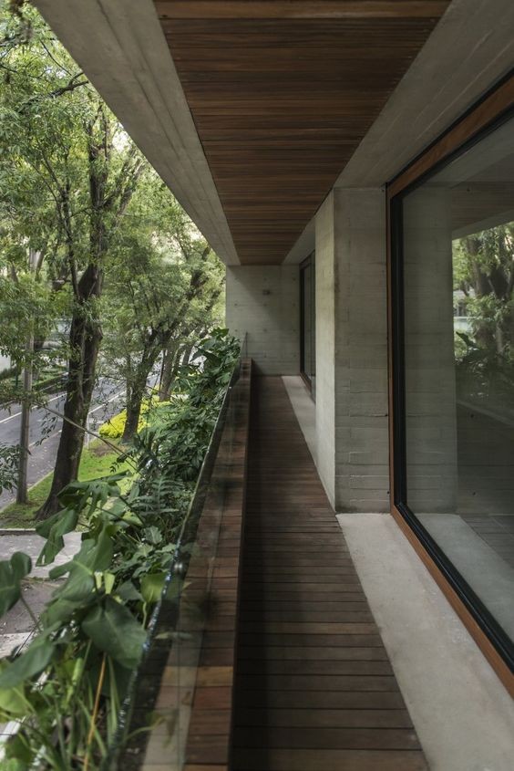 送的2㎡北陽臺，洗衣晾曬用不上，鋪防腐木撒鵝卵石，簡單、漂亮