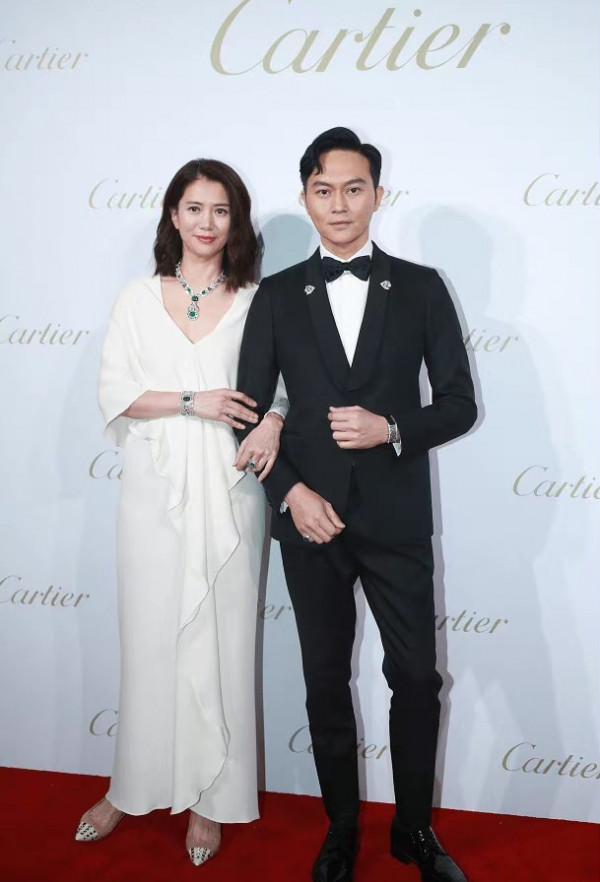 袁詠儀早該這樣打扮了,全套祖母綠配拖地白裙,瞬間貴氣到認不出 袁詠儀早該這樣打扮了,全套祖母綠配拖地白裙,瞬間貴氣到認不出