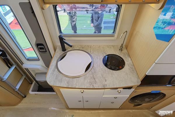 12V+48V雙電源系統!大空間配置全面,升級銀燕C05平頭房車 12V+48V雙電源系統!大空間配置全面,升級銀燕C05平頭房車