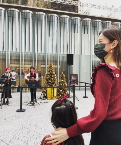 章澤天曬5歲女兒正面照，女兒長相隨了劉強東，身高超過媽媽腰部