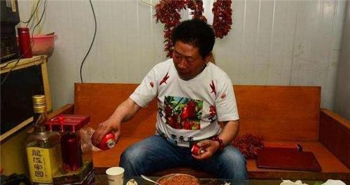 “中國辣王”李永志，一天吃5斤辣椒配高度白酒，如今已失去笑容