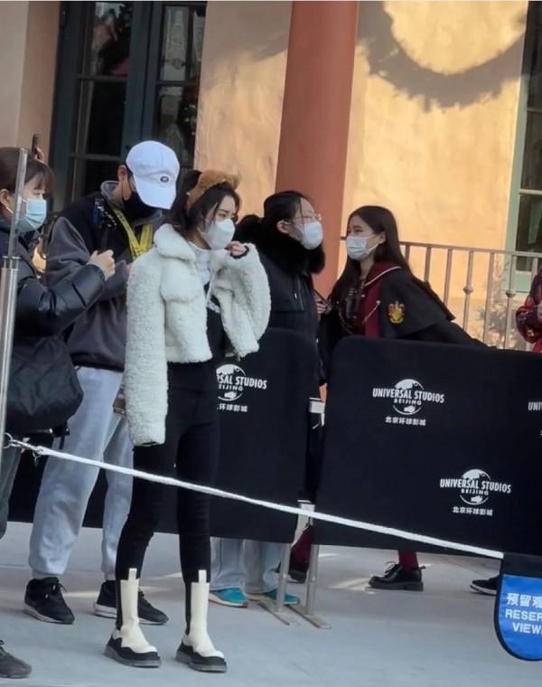 路人鏡頭下的毛曉彤，“上短下長”身材比例超絕，就是臉有點腫