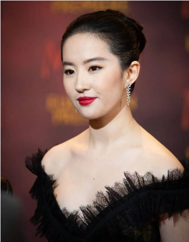 紅毯比美直角肩穩贏、古裝造型斜肩顯氣質，女星肩部較量也有玄機