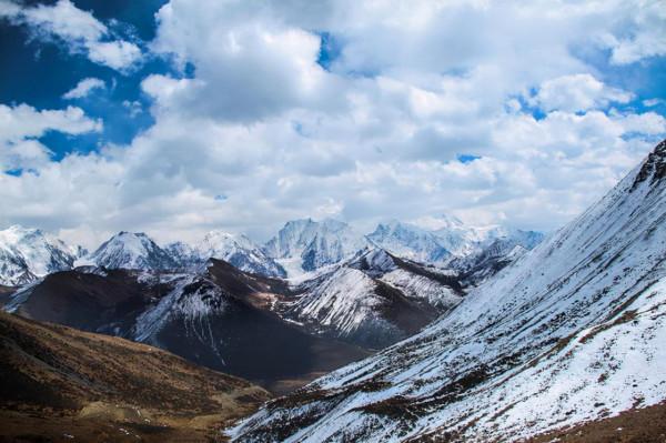 海螺溝，低海拔的冰川王國，一到冬天，就成了一個銀裝素裹的世界