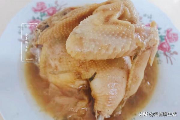 為什麼廣東人的鹽焗雞色澤金黃鹹香入味？原來秘密在這裡，很簡單