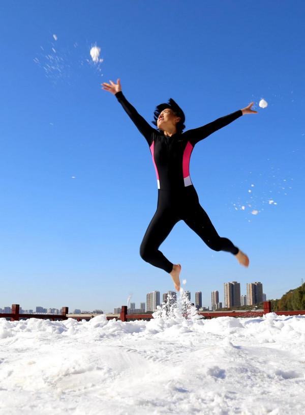 大雪後的冬泳人 大雪後的冬泳人