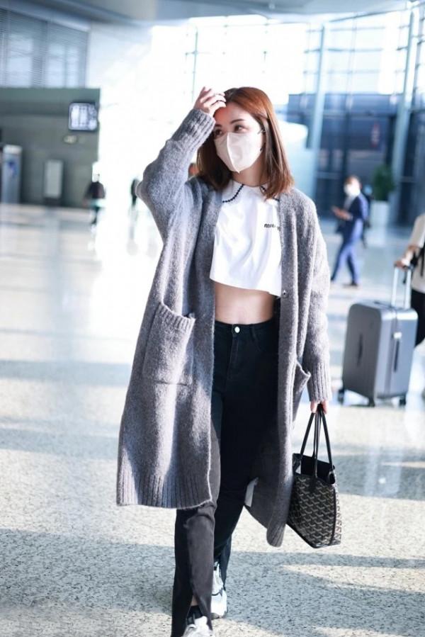 蔡卓妍還是瘦下來了,穿毛衣不忘秀“馬甲線”,造型看著很自信 蔡卓妍還是瘦下來了,穿毛衣不忘秀“馬甲線”,造型看著很自信