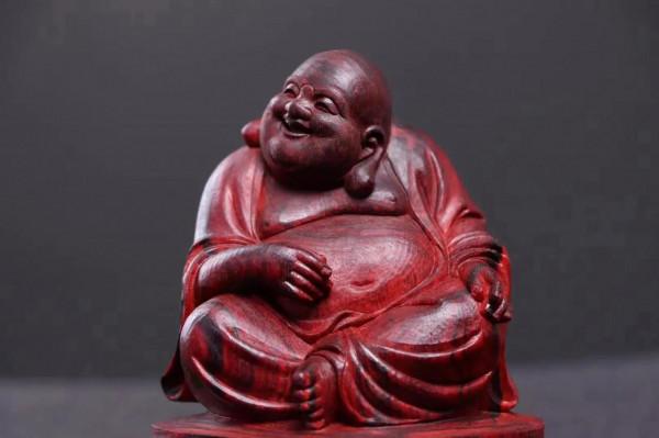 紫檀木切雙段，雕一對彌勒安坐而笑！好手藝