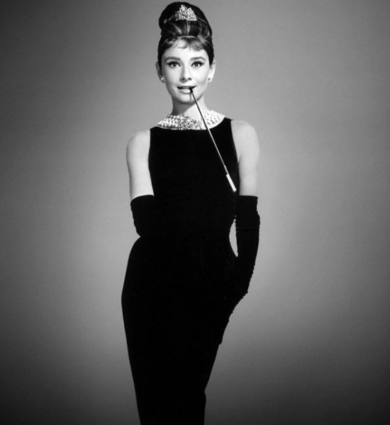 紀梵希有多愛赫本？26歲初見，42年沒名沒分，他一生未娶守護到老