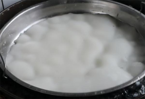 教你用大米做米皮，陝西特色小吃涼皮的正確做法，味道好吃容易學