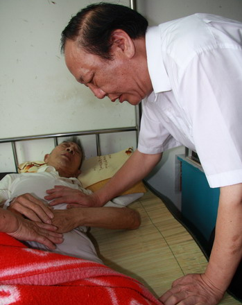 《奇襲白虎團》原型莫崇碧：不顧安危搭人橋，如今享受什麼待遇？