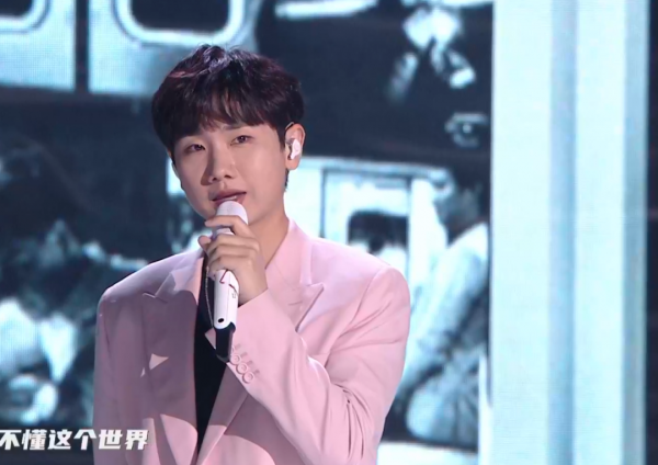 眾星年貨晚會：鞠婧禕半永久搶鏡，張韶涵髮型失敗，言承旭疲倦