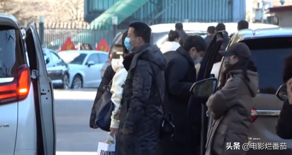 春晚四次聯排：趙麗穎一笑迷人，張小斐美目顧盼，朱一龍走路生風