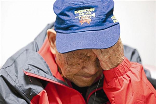 抗戰老兵61歲生下一子，年近百歲兒子卻欠錢失聯，身陷被催債困境