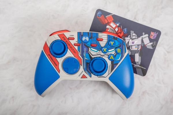 北通推變形金剛遊戲手柄限定版，再現塞伯坦的英雄史詩