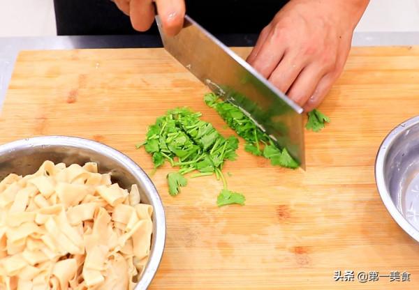 河南特色美食“涼拌人造肉”,廚師長秘製料汁,酸辣勁道又開胃 河南特色美食“涼拌人造肉”,廚師長秘製料汁,酸辣勁道又開胃