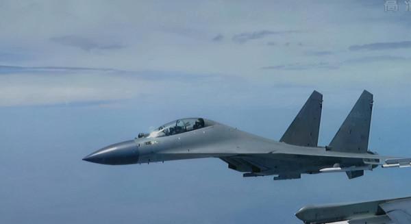 現場畫面公佈！不明飛機接近我領空，殲-16冒雨起飛進行實彈攔截