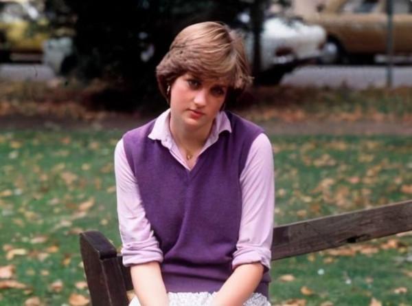 1979年，蒙巴頓將軍被暗殺，查爾斯悲痛落淚，是戴安娜安慰了他