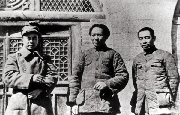 延安清晨響起槍聲，一顆子彈射進窯洞，毛澤東驚醒問：哪個打槍？