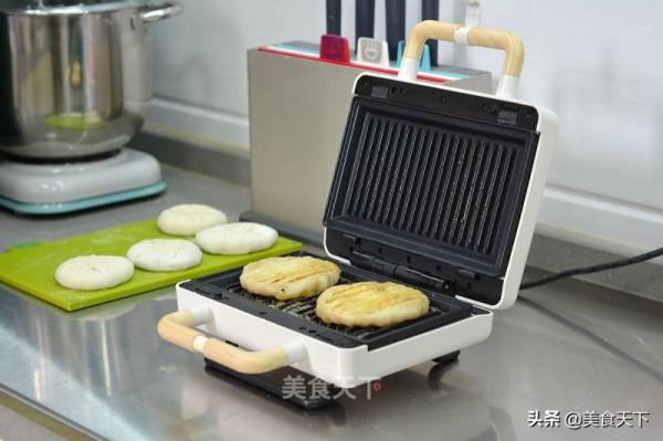 這樣的餡餅你喜歡嗎?皮薄餡多,用料十足!一口下去滿嘴留香 這樣的餡餅你喜歡嗎?皮薄餡多,用料十足!一口下去滿嘴留香