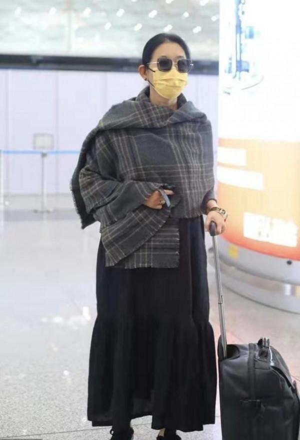 倪萍才是央視大贏家!暴瘦後圍披肩走機場霸氣十足,一姐氣場太強 倪萍才是央視大贏家!暴瘦後圍披肩走機場霸氣十足,一姐氣場太強