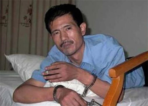 湖北工人賭場失意成悍匪,犯6起大案逃亡11年,落網後稱愧對妻兒 湖北工人賭場失意成悍匪,犯6起大案逃亡11年,落網後稱愧對妻兒