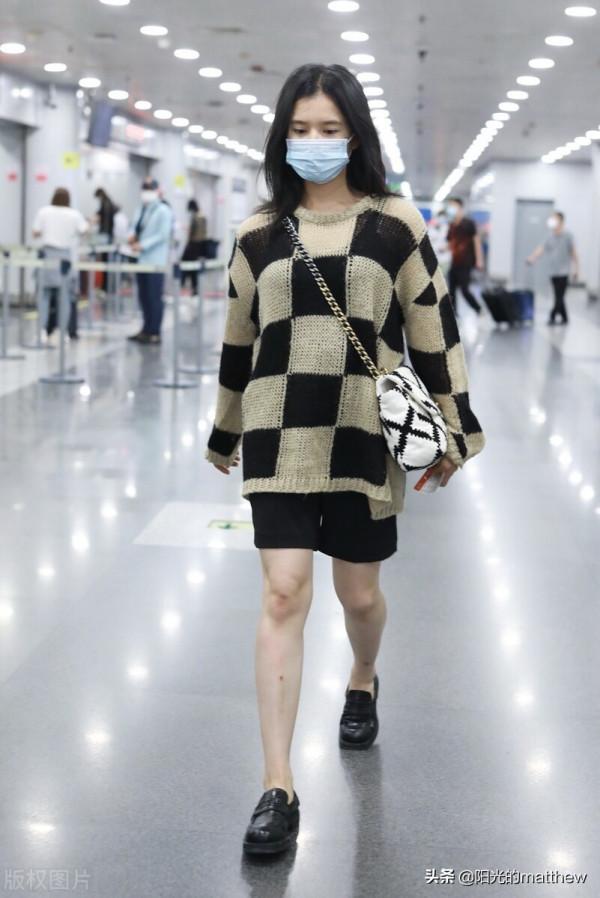 張婧儀捲髮披肩慵懶隨性,身著灰黑格子針織衫搭配短褲簡約時尚 張婧儀捲髮披肩慵懶隨性,身著灰黑格子針織衫搭配短褲簡約時尚