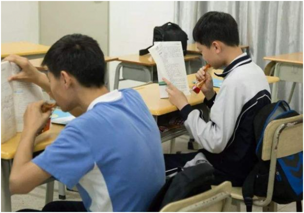 孩子上課偷吃荔枝,不幸噎死!家長大鬧學校,學校卻稱自己沒責任 孩子上課偷吃荔枝,不幸噎死!家長大鬧學校,學校卻稱自己沒責任