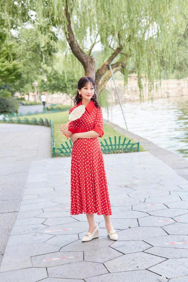 66歲趙雅芝穿得跟個小姑娘似的，紅色毛衣配皮褲，就是鞋子也很潮