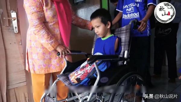 天生沒有四肢的他學習非常優異,還能用下巴和肩膀打遊戲 天生沒有四肢的他學習非常優異,還能用下巴和肩膀打遊戲