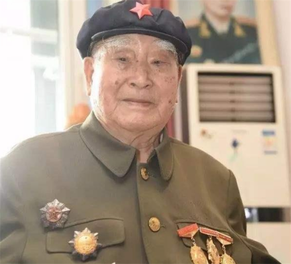 八路軍政委重傷倒地,漢奸發現他還活著,附耳說:我們一會兒就走 八路軍政委重傷倒地,漢奸發現他還活著,附耳說:我們一會兒就走