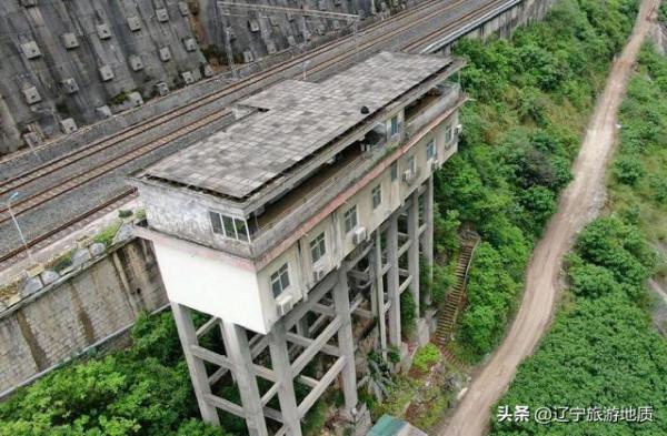 重慶這座火車站高出地面40多米,不敢懸掛站牌,每天乘客不足10人 重慶這座火車站高出地面40多米,不敢懸掛站牌,每天乘客不足10人