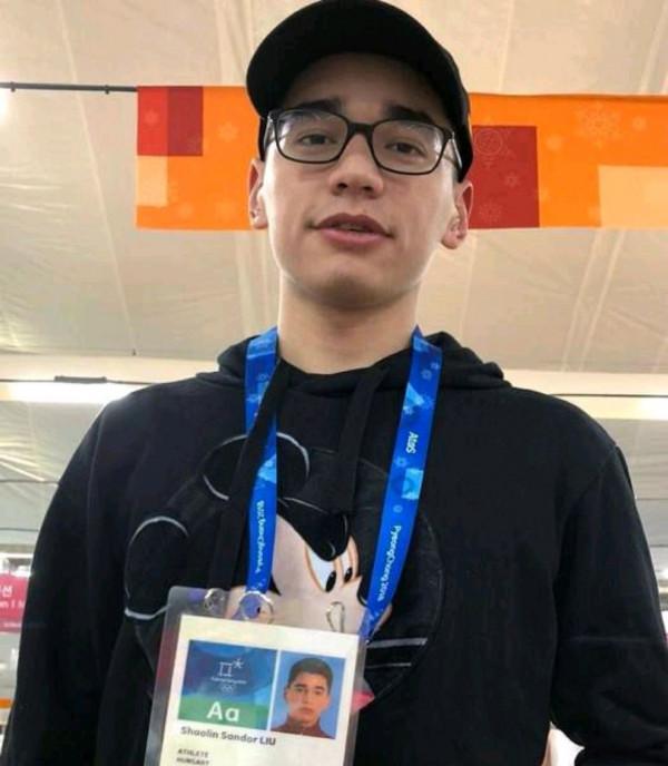 中匈混血奧運冠軍：我要再贏一個冰墩墩給3歲妹妹，這個我不給她