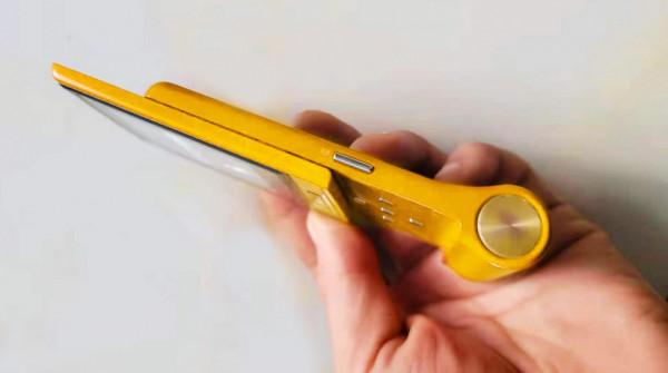 用5號乾電池做電源，體驗韓國現代這款滑蓋手機，續航就是不一樣