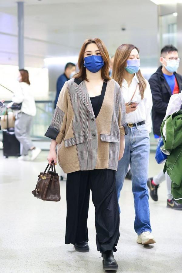 鍾欣潼帶火了一種穿法叫“上寬下寬”，看似邋遢，實則酷潮又減齡