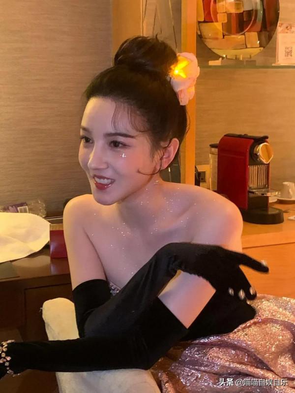 陳小紜冬日裙襬輕曳，入選“2021鳳凰網時尚之選”